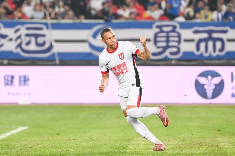 西南双雄七轮不败背后：蓉城两连胜争议不断，铜梁龙赢海港靠运气