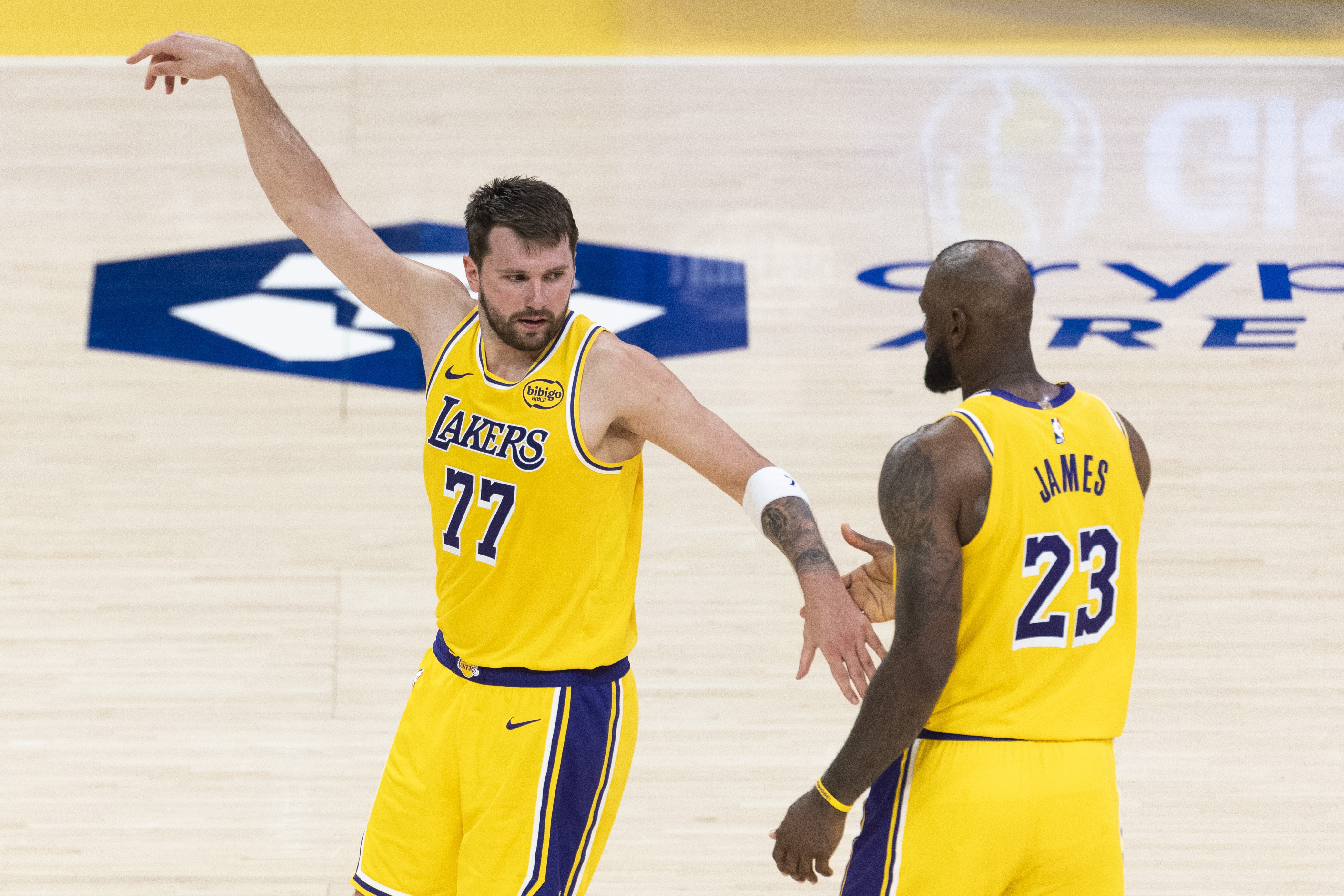 Skip炮轰东契奇破坏湖人节奏：无他全队更拼 詹皇防守激活角色球员