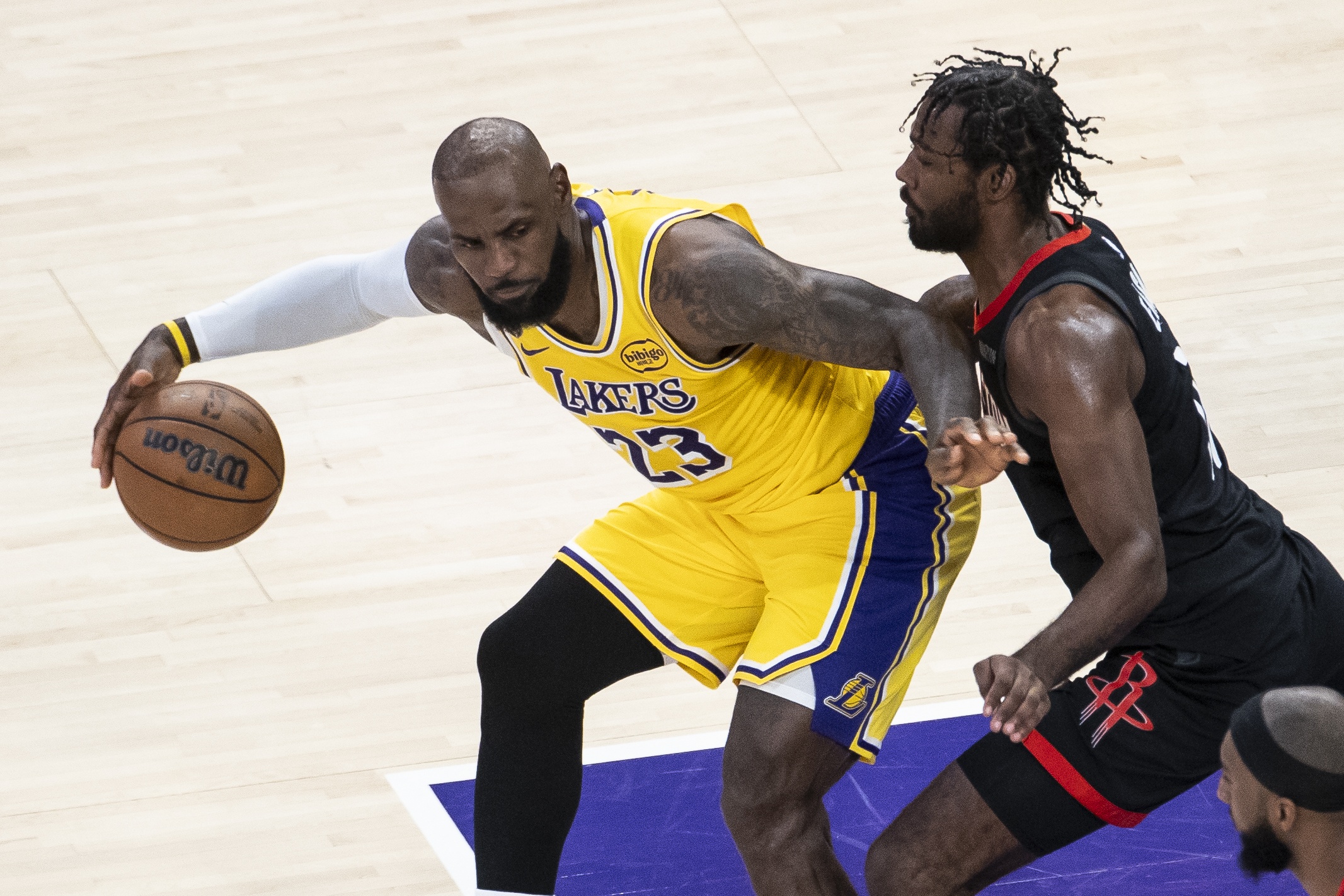 41岁老詹连轴转8失误 火箭17抢断逼出23次失误扳回一城