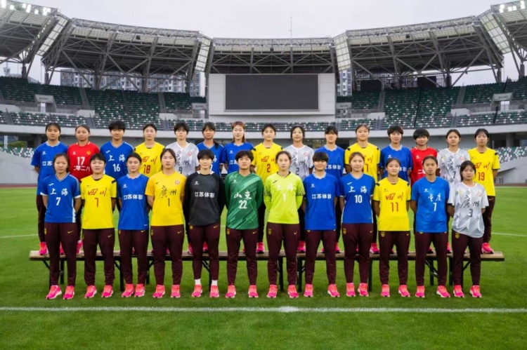U17女足穿地方队球衣拍全家福 备战亚洲杯已与多支女超队热身