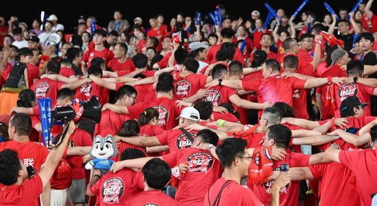 南通4-0宿迁豪取四连胜 场内2.1万场外22.6万球迷同庆