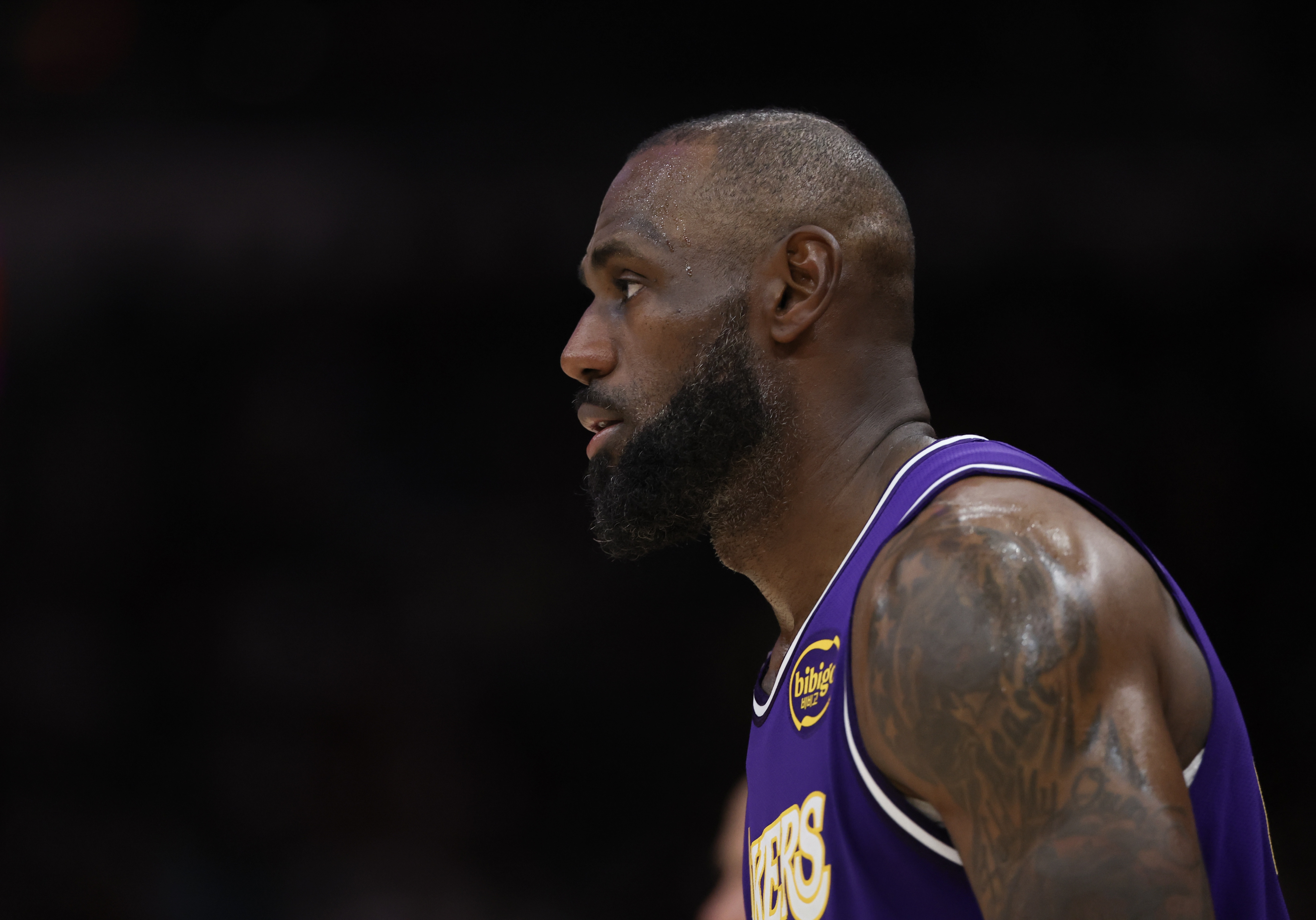 ESPN记者曝詹姆斯因胜场纪录用球被送雷迪克怒离更衣室