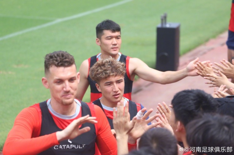 河南队间歇期备战公开:数百球迷冒暑观训,球员赛后集体签名 河南队间歇期备战公开:数百球迷冒暑观训,球员赛后集体签名